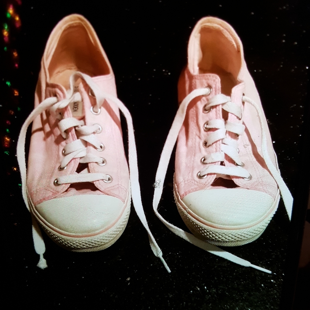 STEVE MADDEN pink Converse-type gym shoes.